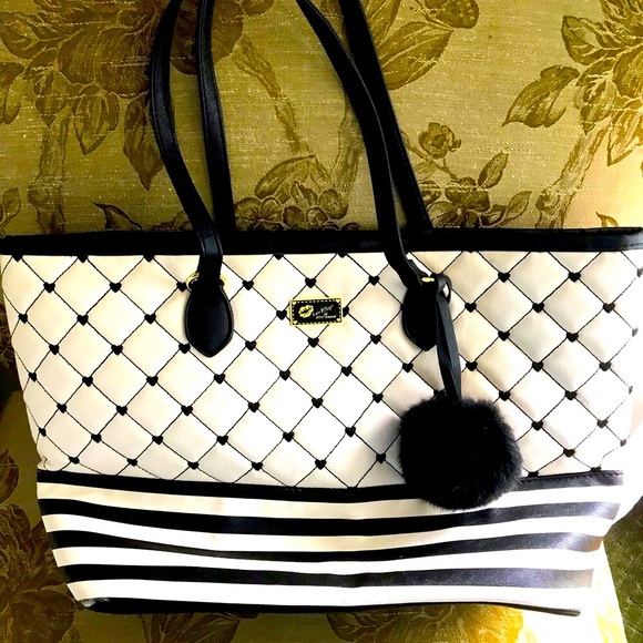 Betsey Johnson Handbags - Betsey Johnson shoulder bag